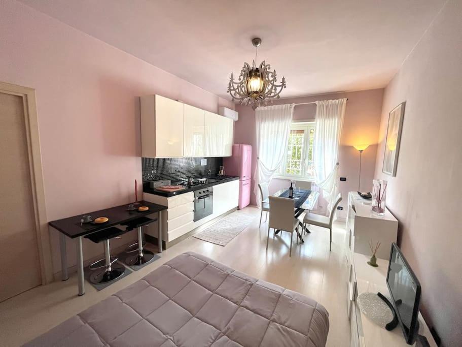 Apartment Cipro Pink House Rom